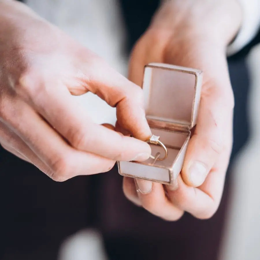 Pocket engagement ring outlet box